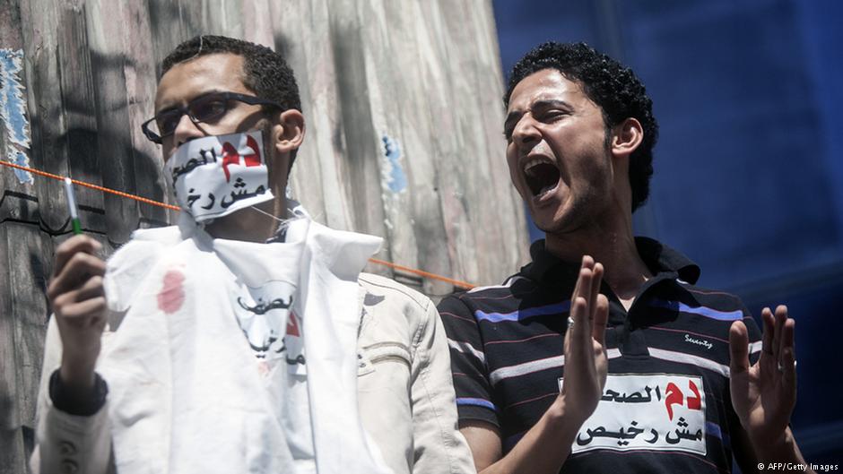 Poteste ägyptischer Journalisten gegen die Unterdrückung der Meinungsfreiheit vor dem Presse-Syndikat in Kairo am 17.04.2014; Foto: MAHMOUD KHALED/AFP/Getty Images