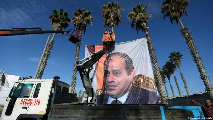 Transparent mit dem Konterfei des ehemaligen ägyptischen Feldmarschalls und heutigen Präsidenten Abdel Fattah al-Sisi wird im Zentrum Kairos aufgehängt; Foto: Reuters