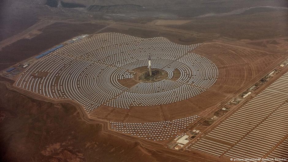محطة نور للطاقة الشمسية في المغرب مشروع رائد يحول شمس الصحراء إلى كهرباء رخيصة. 