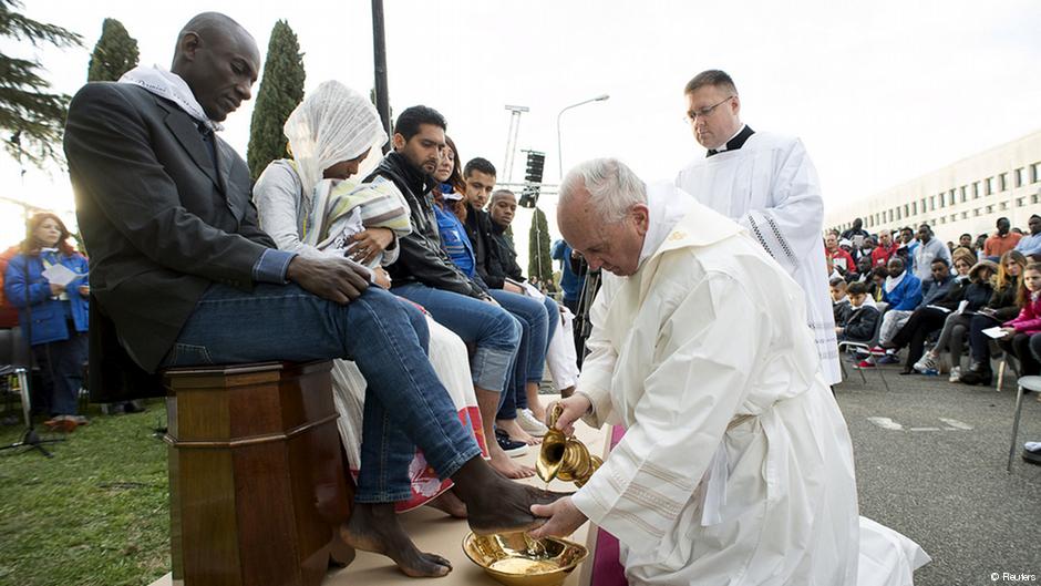بابا الفاتيكان قام بتغسيل أقدام شريحة من اللاجئين الهندوس والمسيحيين والمسلمين وتقبيل أقدامهم.