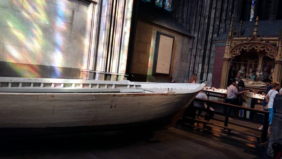 قارب في كنيسة كولن الشهيرة. الصورة: منصور حسنو.