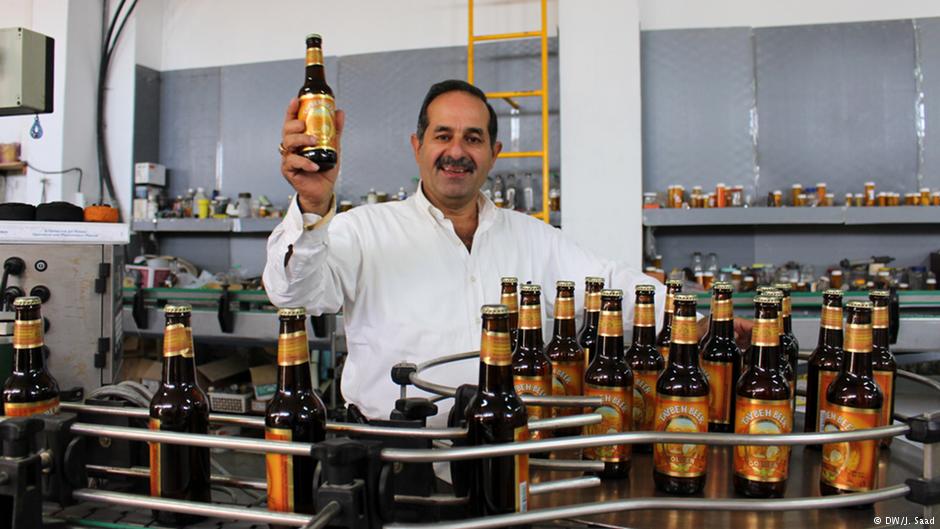 نديم خوري مؤسس أول مصنع بيرة، سواء كانت خالية من الكحول أو مع كحول، في الأراضي الفلسطينية. Foto: DW/Jamal Saad