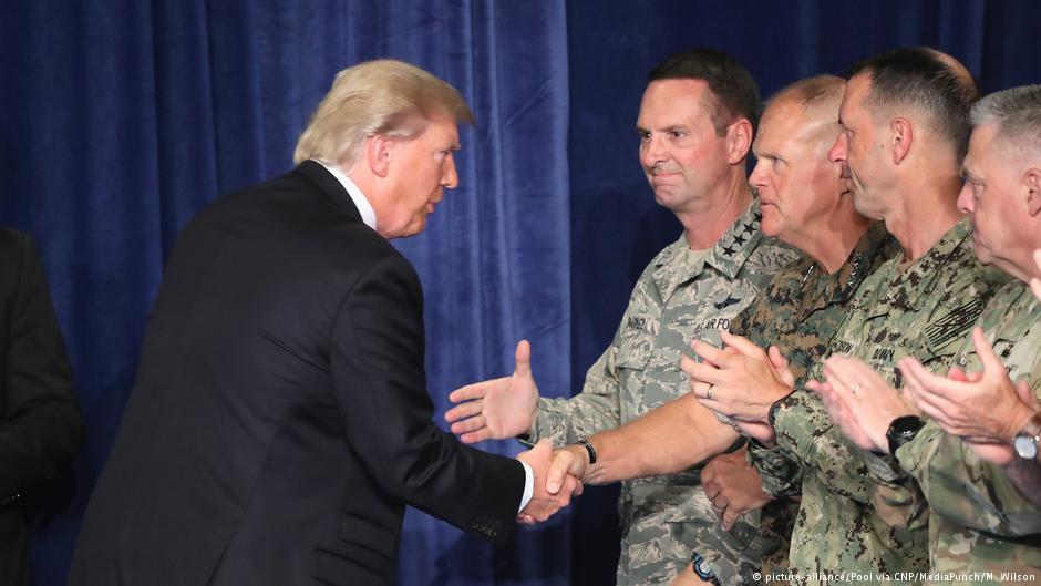 US-Präsident Donald Trump besucht hochrangige Vertreter des US-Militärs in Fort Meyer, Arlington; Foto: picture-alliance
