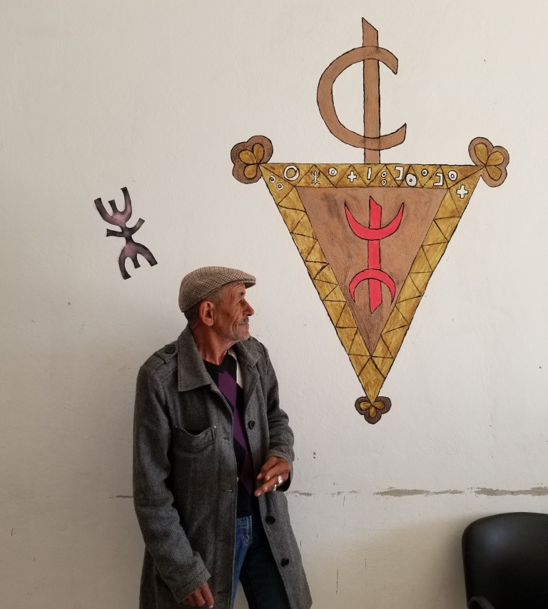 التونسي علي زيادة، من أعضاء جمعية أزرو النشيطين، يأخذ على عاتقه مهمة تعليم اللغة الأمازيغية في تونس. الصورة: لينا شنك
