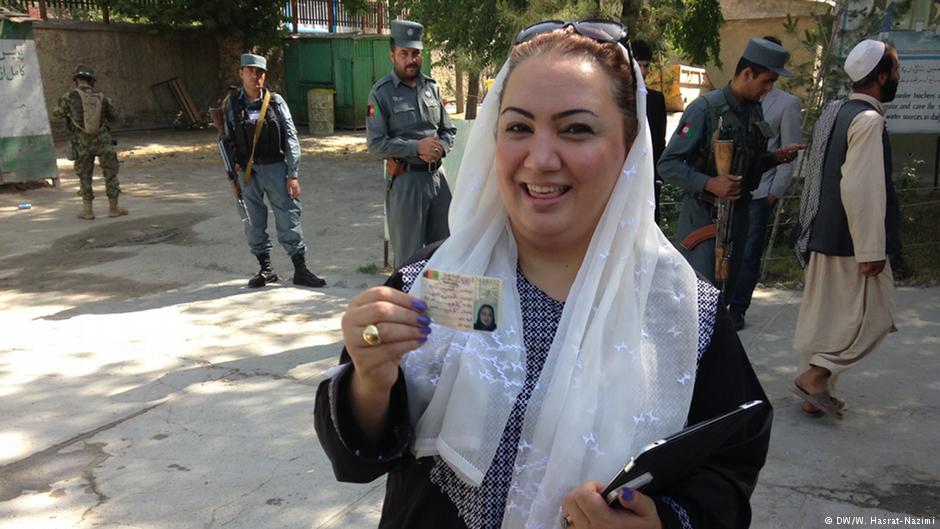 شُكرية باراكزاي، برلمانية وحقوقية - وهي السفيرة الأفغانية لدى النرويج التي حضرت مفاوضات مع حركة طالبان.  Foto: DW/W. Hasrat-Nazimi