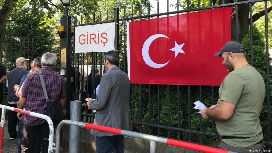 Türkische Wähler vor dem türkischen Konsulat in Berlin vor der Stimmabgabe anlässlich der türkischen Präsidentschaftswahlen am 7.6.2018; Foto: DW/M. Strauß