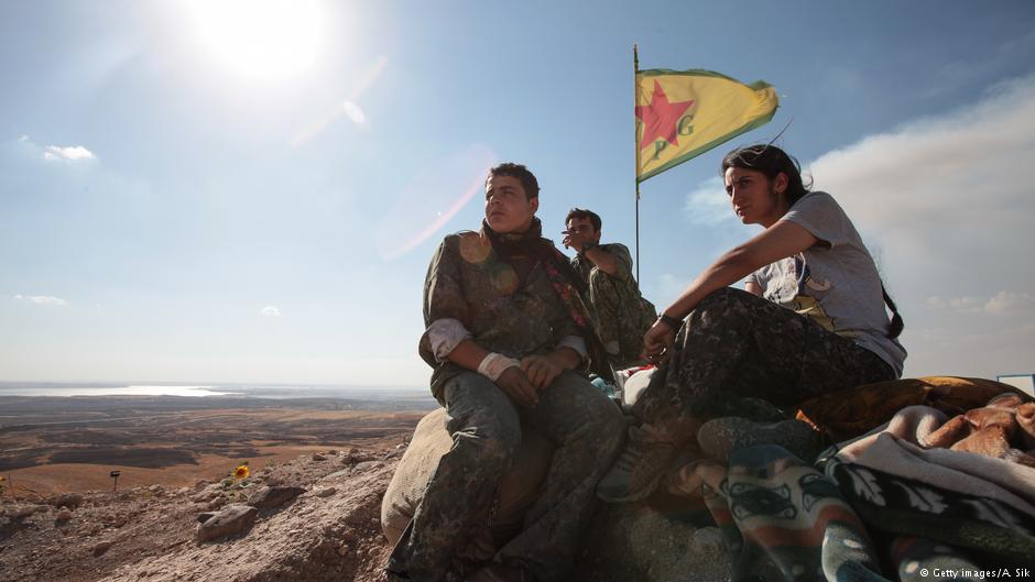 Einheiten der kurdischen YPG an einem Außenposten von Ain al-Arab, Syrien; Foto: Getty Images/A.Sik