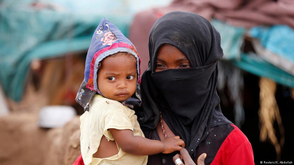 امرأة نازحة مع طفلها في اليمن.