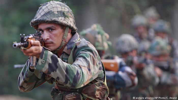 Soldiers patrol following an attack on an Indian military base (photo: picture-alliance/AP Photo/C. Anand)