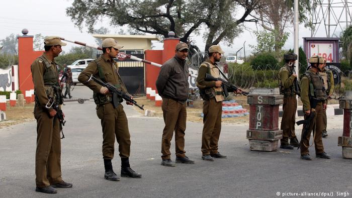 Soldiers in front of a roadblock in Indian Kashmir (photo: picture-alliance/dpa/J. Singh)