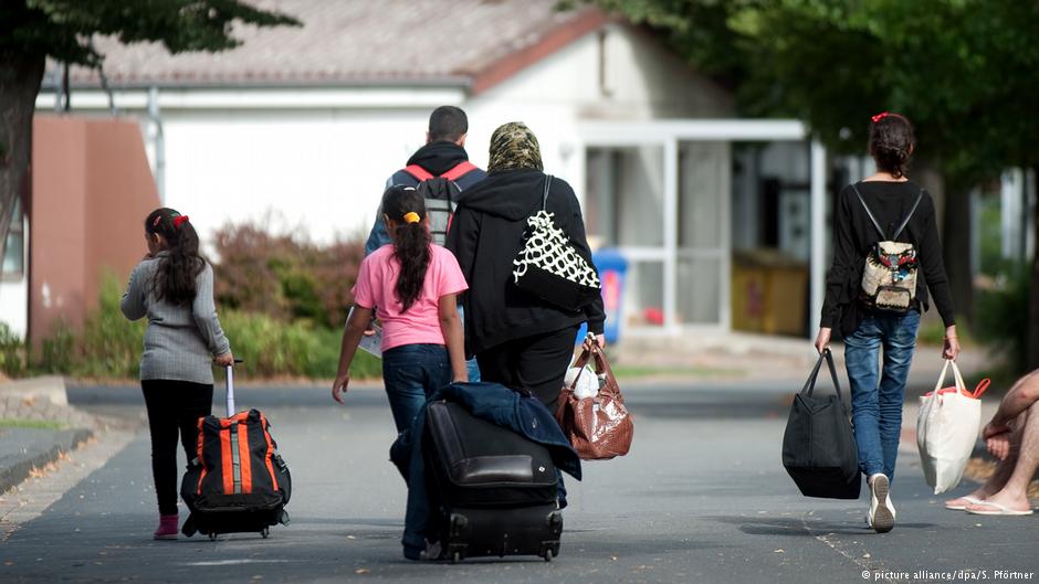 بلغ عدد طلبات طلب الحصول على مواعيد بمختلف التمثيليات الدبلوماسية الألمانية في الخارج لاستصدار تأشيرات في إطار لم شمل أسر اللاجئين 44.736 طلبا. السفارات الألمانية في الدول المجاورة لسوريا تلقت الجزء الأكبر من الطلبات.