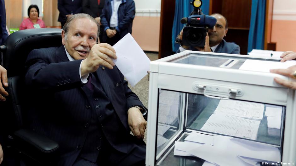 Präsident Abdelaziz Bouteflika bei der Abgabe seiner Stimme zur Parlamentswahl 2017. Foto: (Reuters/Z. Bensemra)