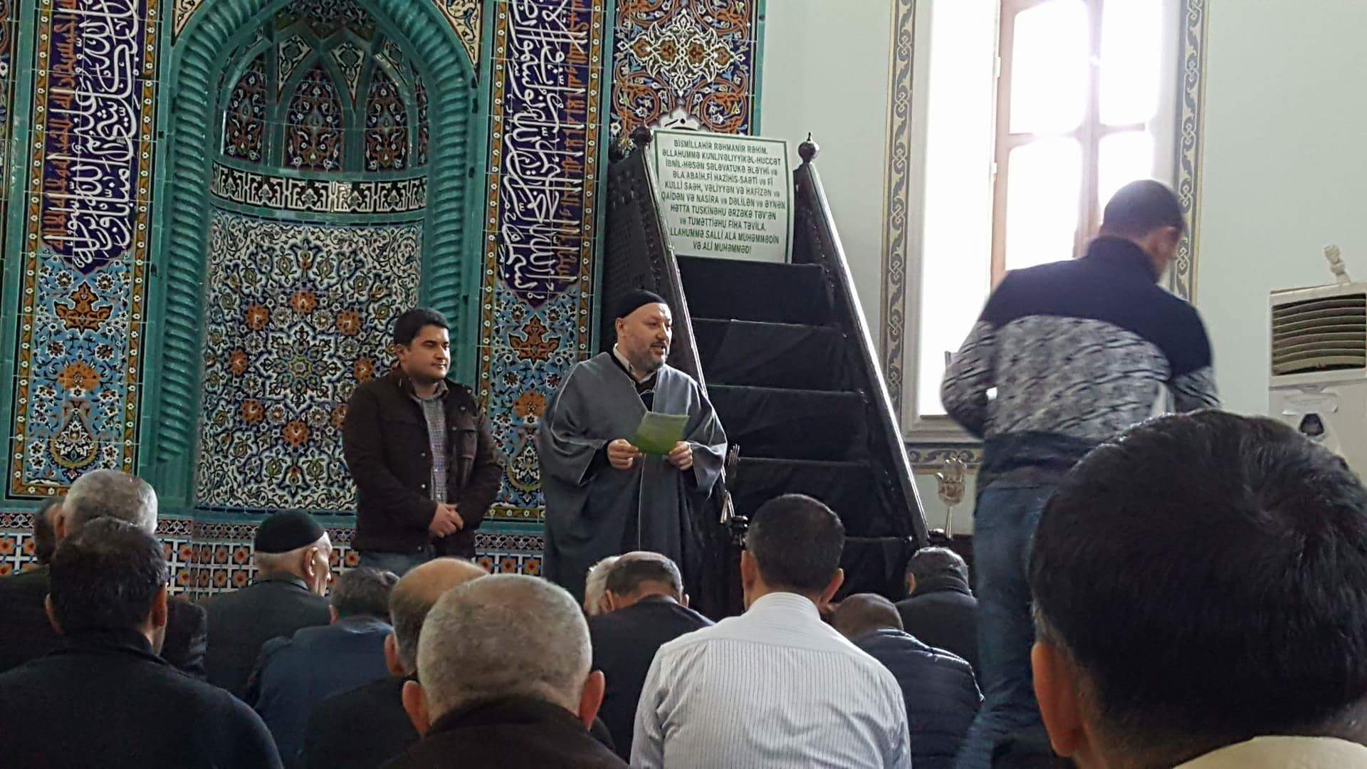 Der Soziologe Javid Shahmaliyev steht während des muslimischen Gebets in einer lokalen Moschee neben dem Imam; Quelle: privat