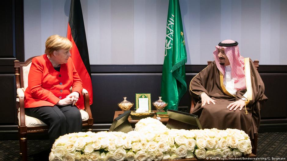 Die deutsche Kanzlerin Angela Merkel im Gespräch mit dem saudischen König Salman bin Abdulaziz Al Saud auf dem Gipfel der Europäischen Union und der Arabischen Liga im ägyptischen Küstenort Scharm el-Scheich  am 25. Februar 2019; Foto: Getty Images/Handout/Bundesregierung/G. Bergmann