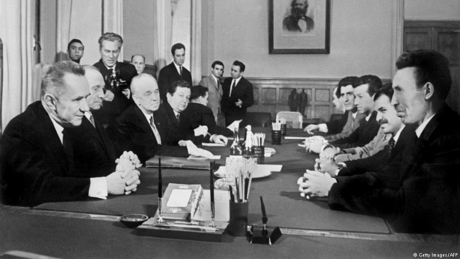 الهواري بومدين وقربه عبد العزيز بوتفليقة في لقاء بموسكو مع مسؤولين سوفيات عام 1965