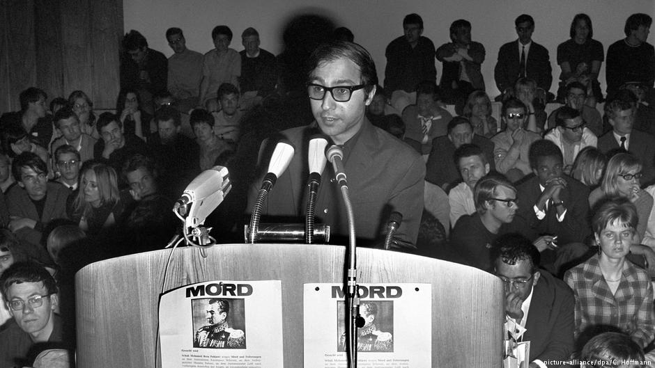 Bahman Nirumand spricht an der FU im Jahr 1967; Foto: picture-alliance/dpa