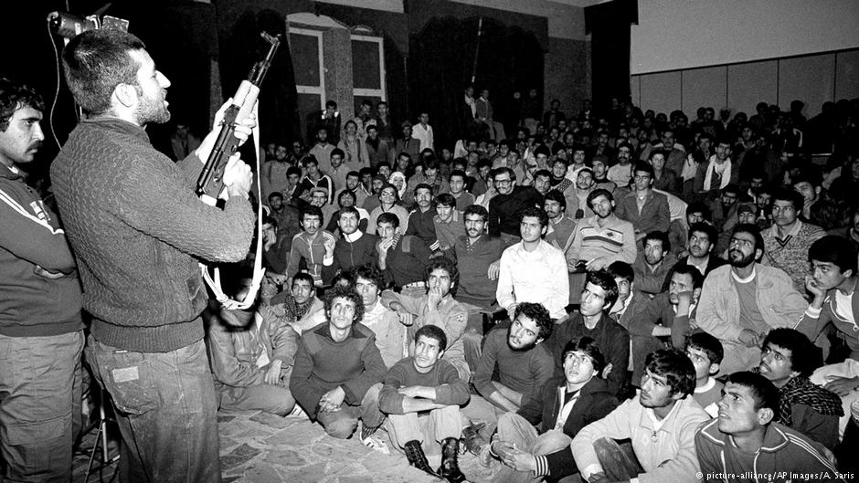 Iranische Studenten im Revolutionsjahr 1979; Foto: picture-alliance/AP