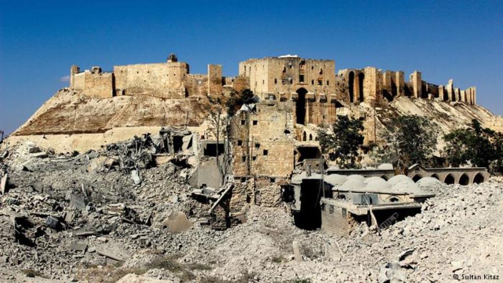 Viele Gebäude um die Zitadelle von Aleppo sind bereits zerstört; diese Aufnahme stammt von 2014. Foto: Sultan Kitas