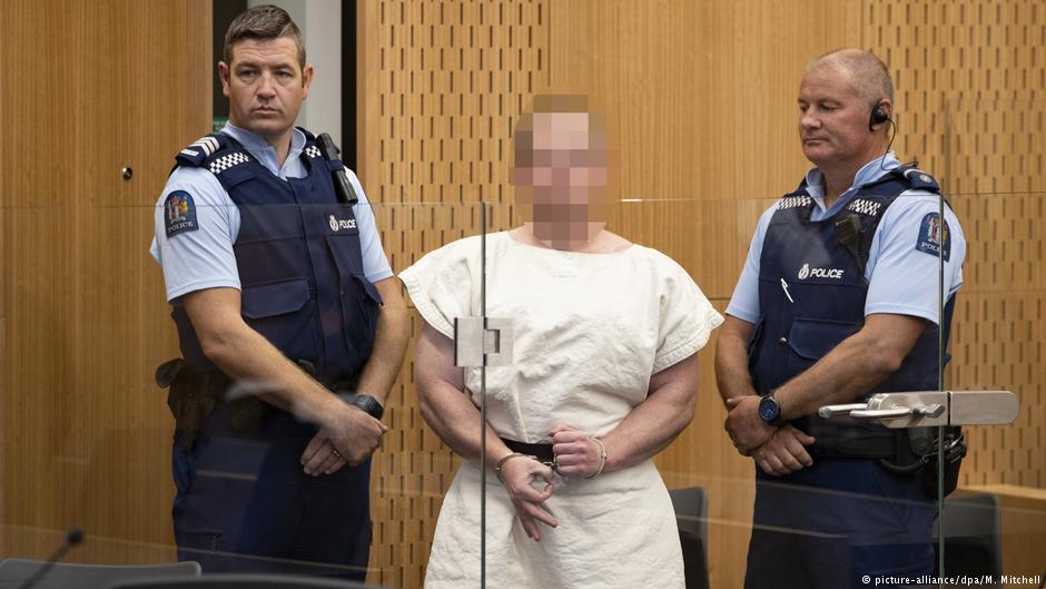 Suspected attacker between two policemen in court (picture-alliance/dpa/M. Mitchell)