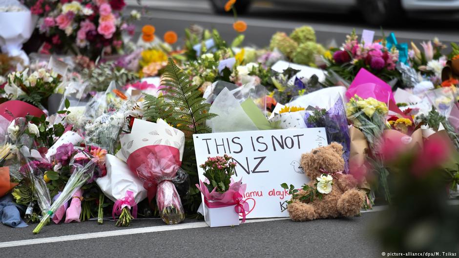 Flowers left near the Al Noor Mosque in Christchurch (picture-alliance/dpa/M. Tsikas)