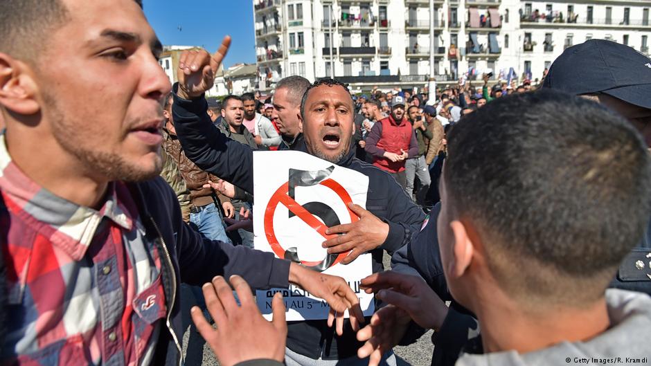 Algerische Demonstranten protestieren gegen eine fünfte Amtszeit Bouteflika am 22. Februar 2019 in Algiers; Foto: Getty Images/R. Kramdi
