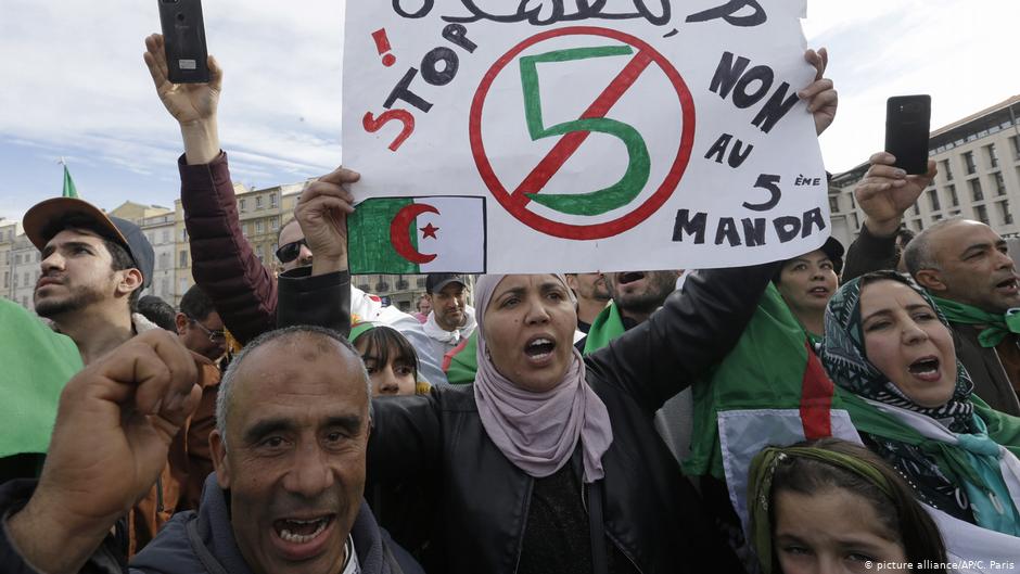 Algerier demonstrieren gegen eine fünfte Amtszeit Bouteflikas; Foto: picture-alliance/AP