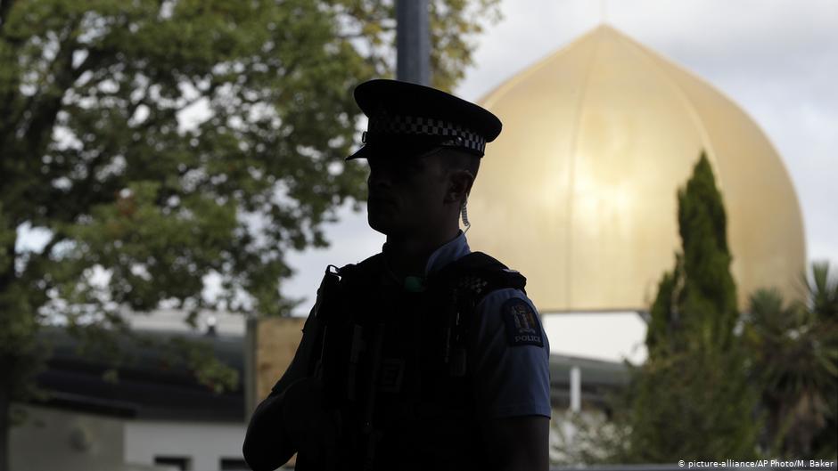 Polizist vor der Al-Noor-Moschee in Christchurch nach dem Anschlag am 15. März 2019; Foto: picture-alliance/AP