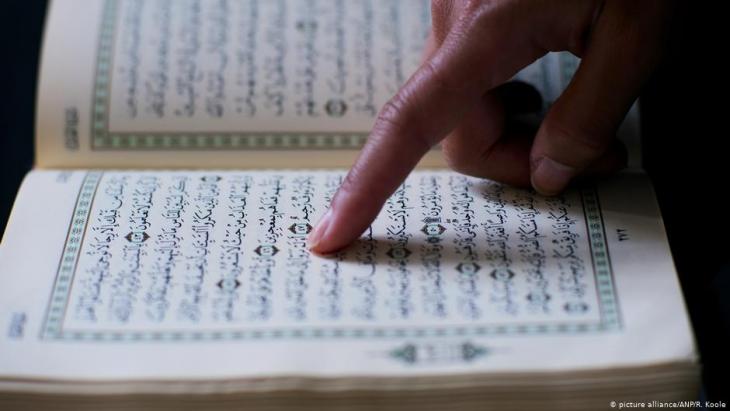 Muslim reading the Koran (photo: picture-alliance)