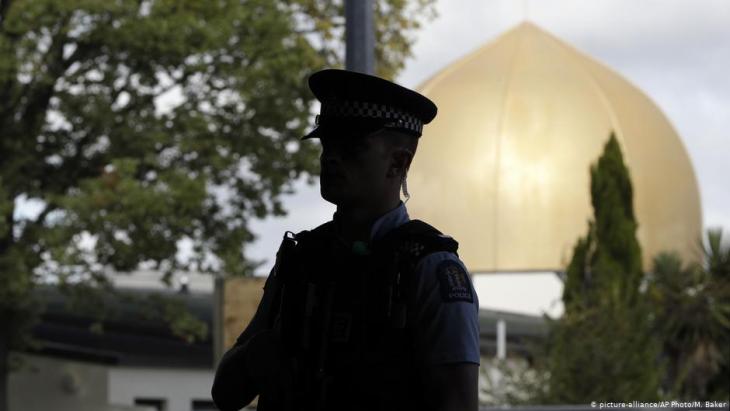 Police officer in front of the Al Noor Mosque in Christchurch following the attack on 15 March 2019 (photo: picture-alliance/AP)