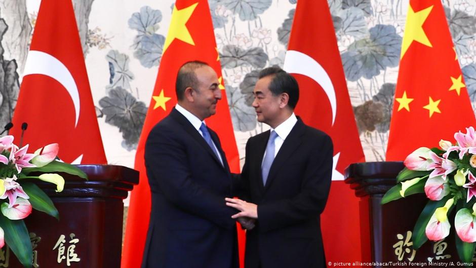 Turkish Foreign Minister Mevlut Cavusoglu (l) and Chinese Foreign Minister Wang Yi (r) shake hands after holding a joint press conference in Beijing, China on 3 August 2017 (photo: picture alliance/abaca/Turkish Foreign Ministry /A. Gumus)