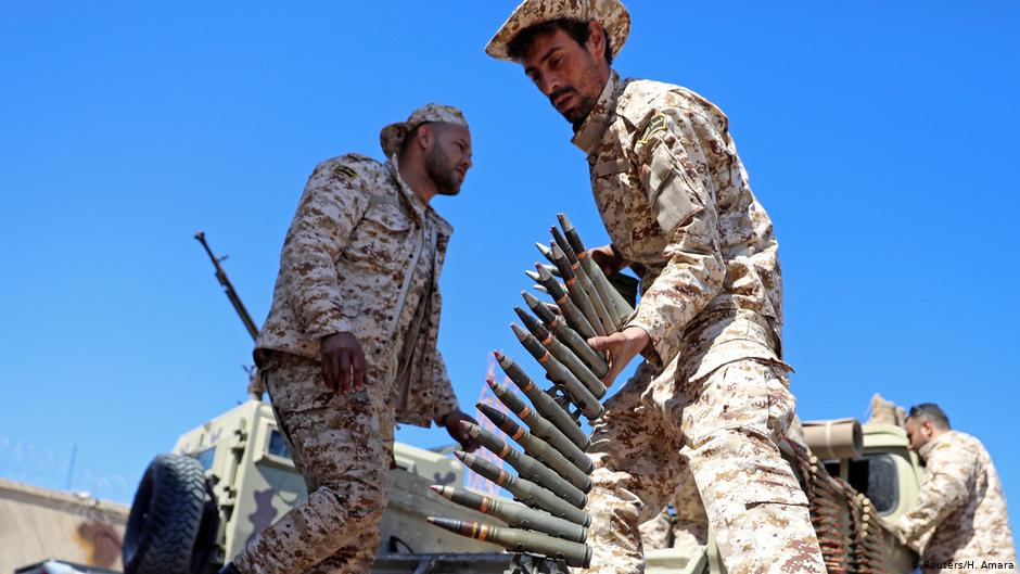 أفراد من قوات مصراتة، تحت حماية قوات طرابلس، يستعد  للذهاب إلى خط المواجهة في طرابلس، في 8 أبريل 2019.  (photo: Reuters/H. Amara)