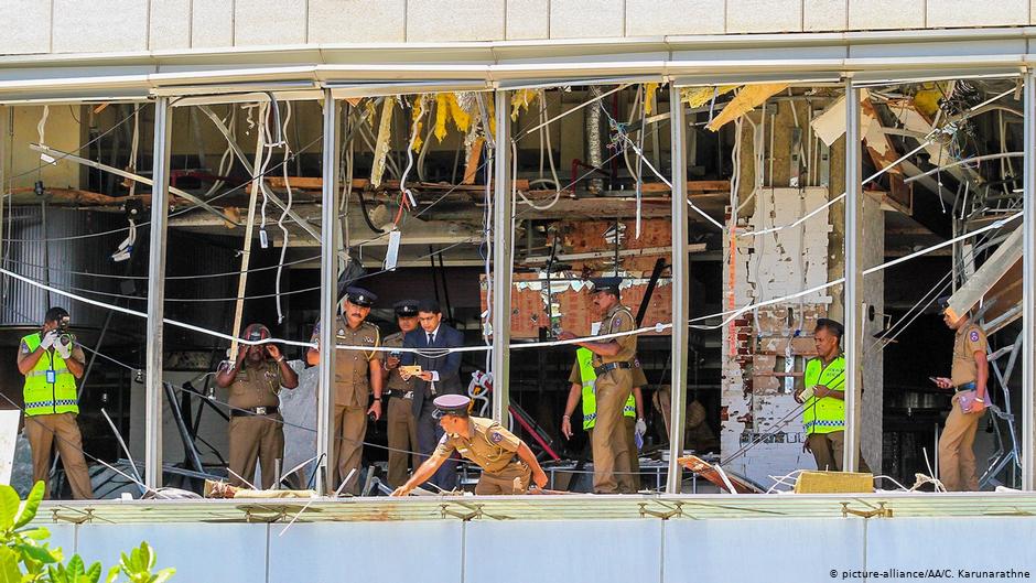 Die zerstörte Fassade des Shangri-La Hotels in Colombo. Foto: picture alliance / AA / Chamila Karunarathne