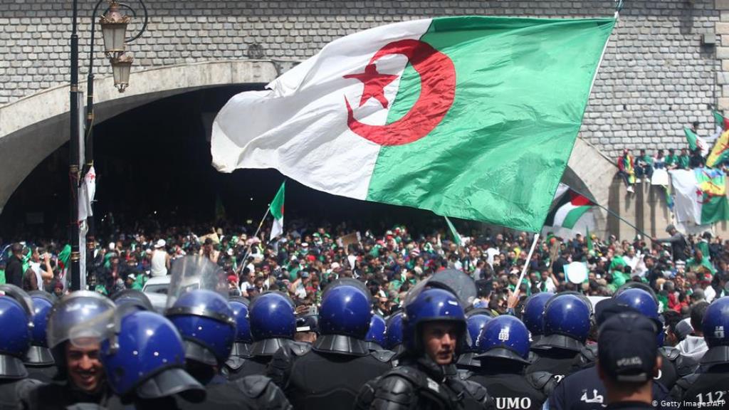 خرج الجزائريون إلى الشوارع من أجل الاحتجاج ضدَّ قيادة الدولة.  Foto: Getty Images/AFP