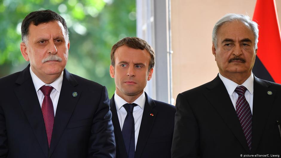 Der international anerkannte Ministerpräsident Fajis al-Sarradsch, Frankreichs Präsident Emmanuel Macron und General Khalifa Haftar im Juli 2017 bei Paris; Foto: picture-alliance/C. Liewig