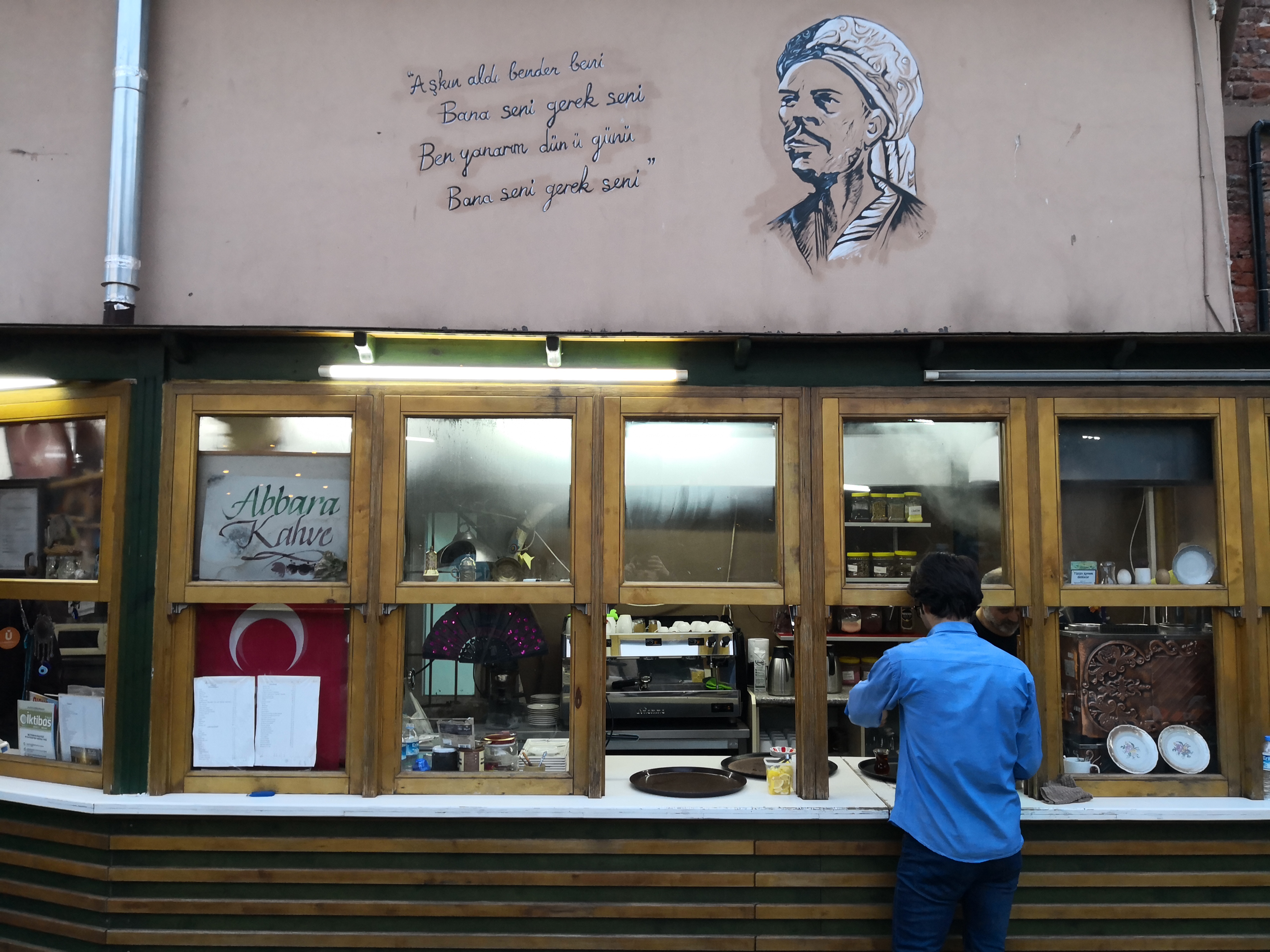 Yunus Emre an der Wand eines Istanbuler Teehauses im Stadtteil Üsküdar mit zwei seiner berühmtesten Gedichtverse; Foto: Marian Brehmer