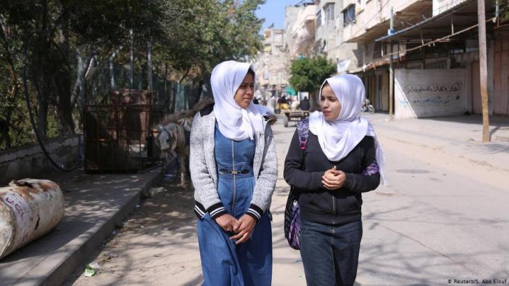 Wessal Abu Amra (r.) spaziert mit einer Schulfreundin durch die Straßen in Gaza City; Foto: Reuters/Samar Abo Elouf