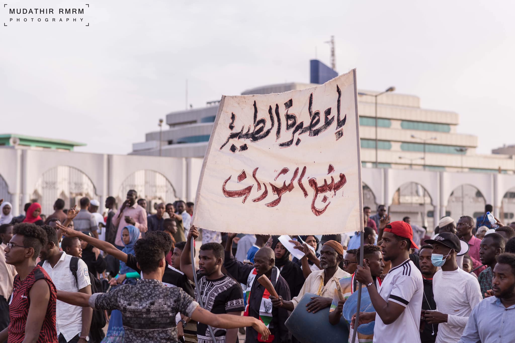 متظاهرون ومتظاهرون في الخرطوم السودان. الصورة Mudathir Rmrm