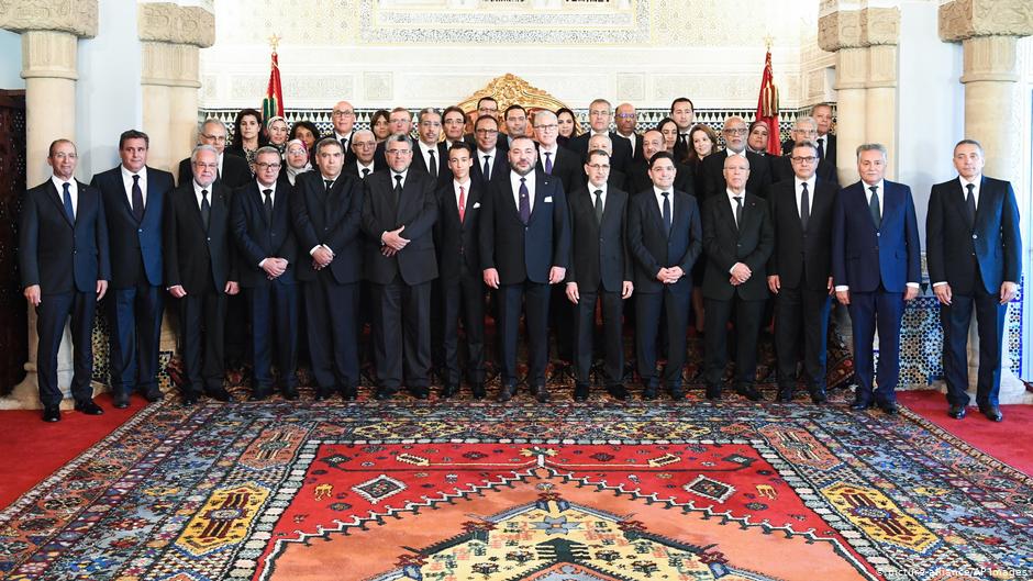 marokkos neue Regierung unter Premier Saadeddine Othmani gemeinsam mit Mohammed VI. im Königspalast von Rabat, Marokko, am 5. April 2017; Foto: picture-alliance/AP