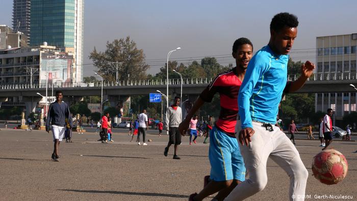 Young boys playing football on the streets of Addis Ababa (photo: DW/Maria Gerth-Niculescu)