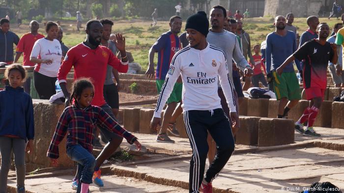 People doing exercises on a square in Addis Ababa (photo: DW/Maria Gerth-Niculescu)