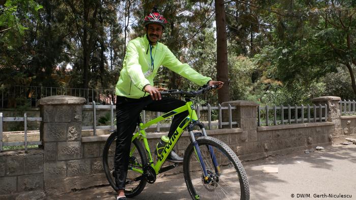 Abraham posing with his bicycle (photo: DW/Maria Gerth-Niculescu)