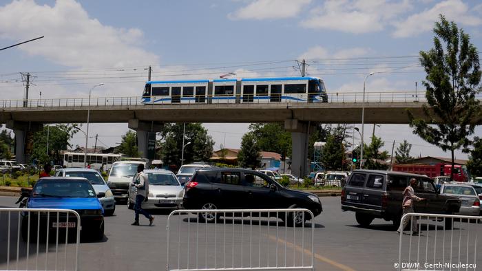 Addis Ababa's electric railway on a bridge over a street jammed with cars (photo: DW/Maria Gerth-Niculescu)