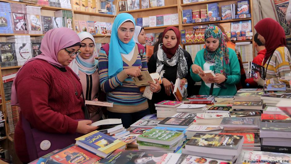 Besucherinnen der Buchmesse in Kairo im Jahr 2015; Foto. icture-alliance/dpa/K. Elfiqi