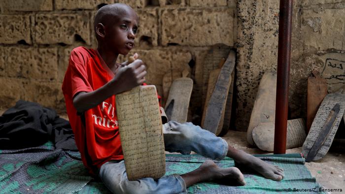 Der achtjährige Omar Wone sitzt auf dem Boden einer sogenannten "Daara", wie die Koranschulen im Senegal genannt werden; Foto: Reuters