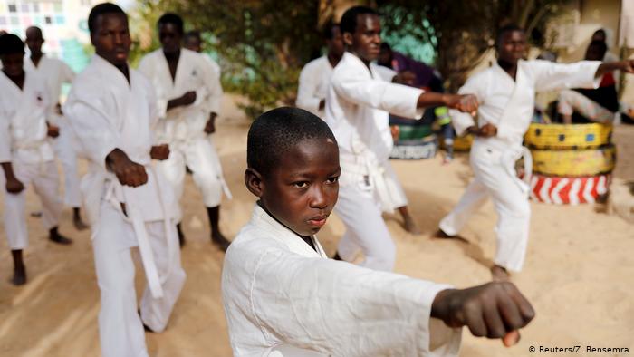 Der achtjährige Demba beim Karate-Training; Foto: Reuters