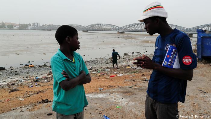Der 13-jährige Ngorsek sucht in den Müllcontainern der Stadt Saint-Louis nach Essen; Foto: Reuters