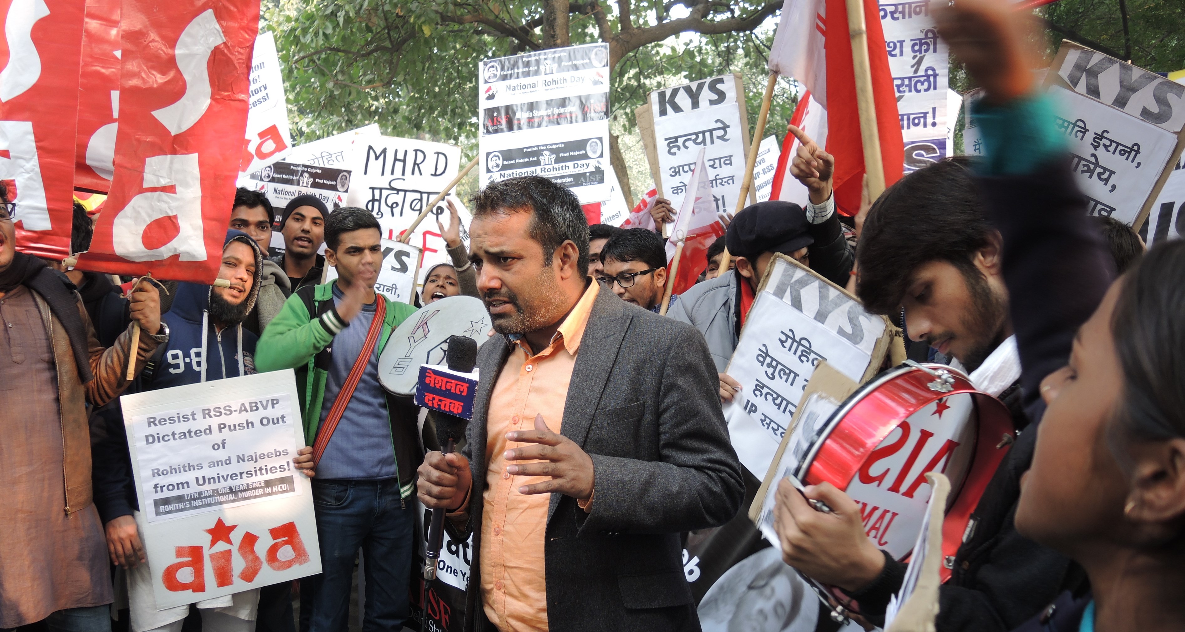 Studenten in Neu Delhi protestieren gegen die politische Einflussnahme der RSS auf dem Campus sowie gegen die willkürliche Änderungen der Lehrpläne; Foto: Dominik Müller