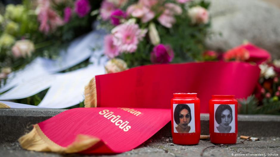 Kerzen stehen am 7. Februar 2015 am Gedenkstein von Hatun Aynur Sürücü in Berlin; Foto: picture-alliance/dpa 