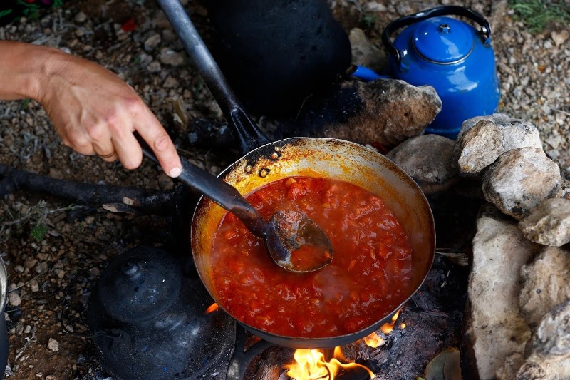 Zubereitung des Abendessens vor einem der zelte der Gobut-Familie; Foto: Reuters/Osman Orsal 