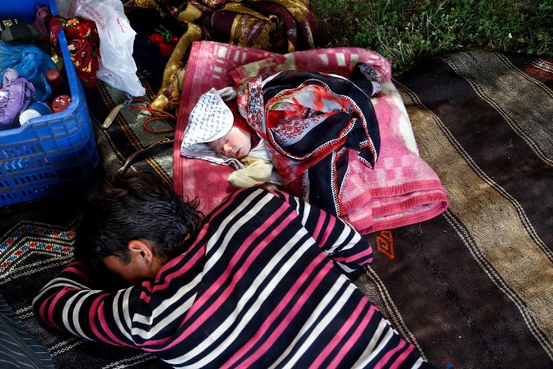 Familienmitglied der Gobut und ein Baby schlafen; Foto: Reuters/Osman Orsal